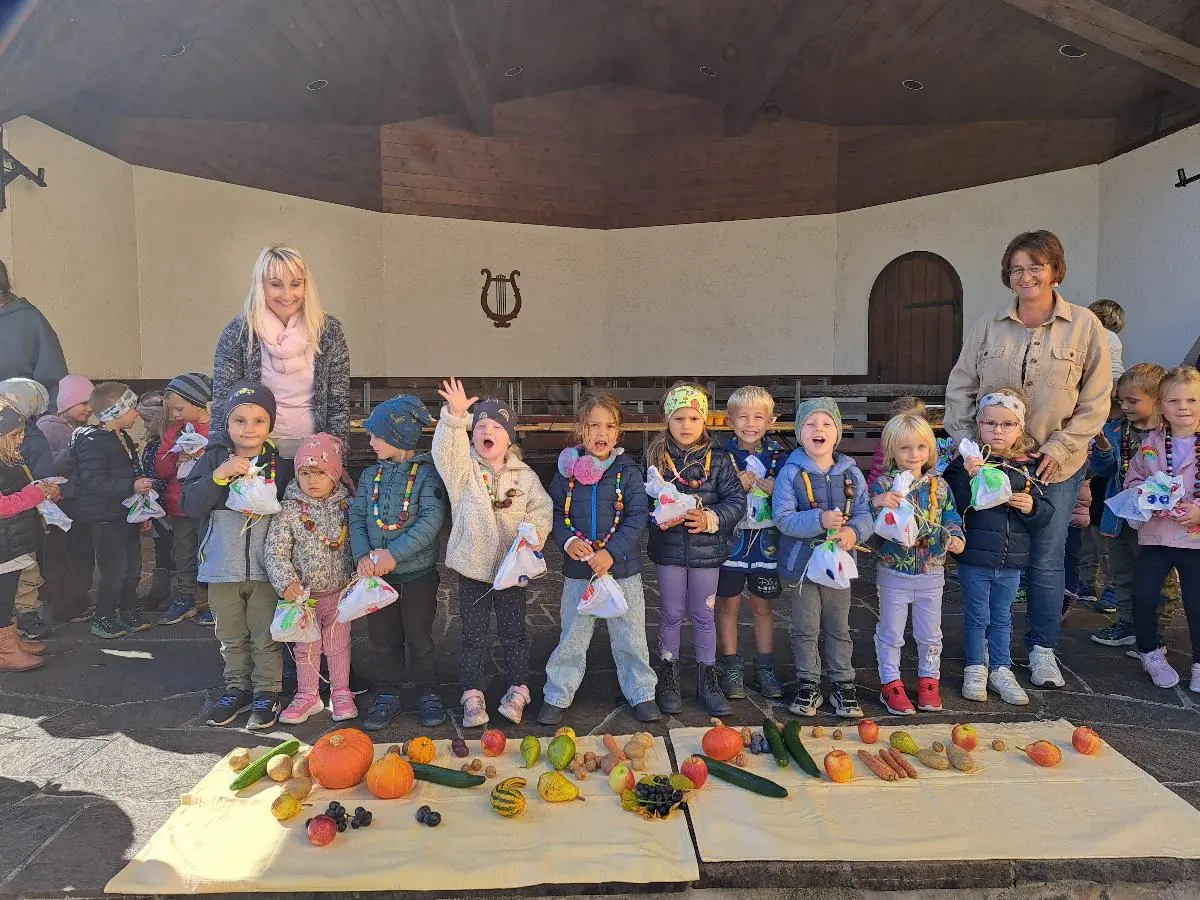 Die Kindergartenkinder singen beim Erntedankfest.