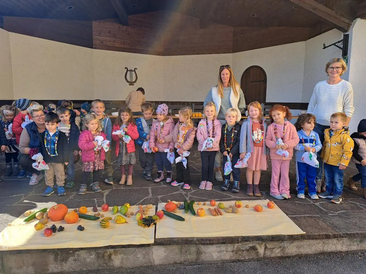 Erntedankfeier mit Obst, Gemüse und gemeinsamem Gesang.