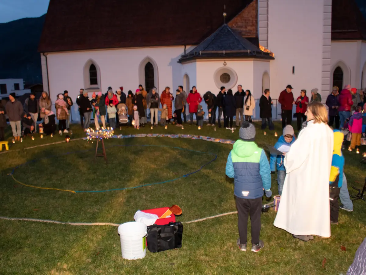 Familien versammeln sich am Abend zum Laternenfest.