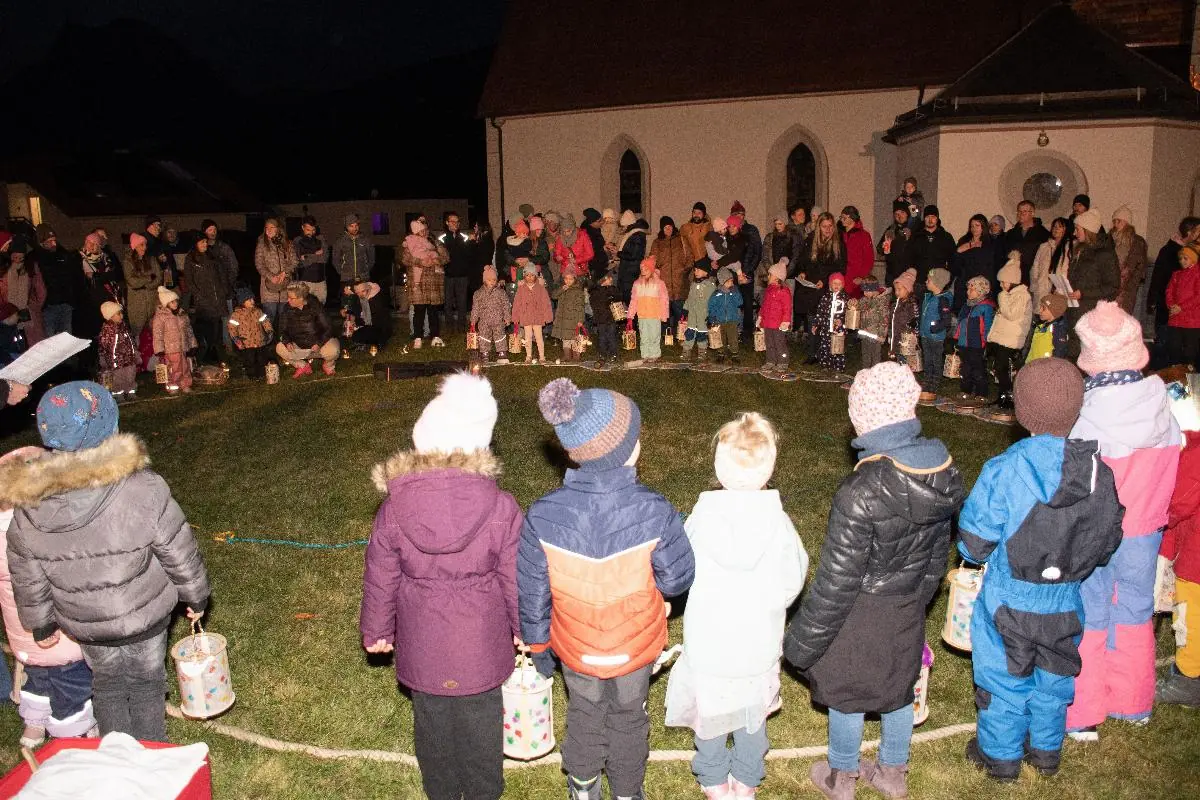 Kinder und Erwachsene versammeln sich am Abend zum Laternenfest.