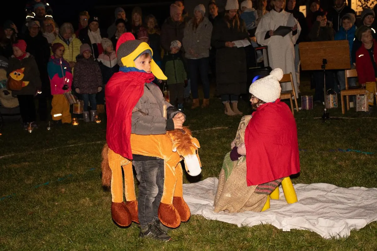 Kinder und Eltern beim gemeinsamen Laternenfest.