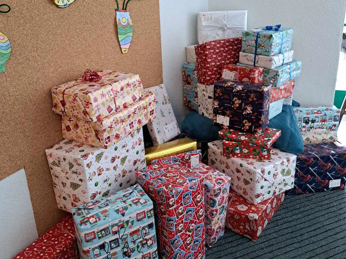 Gesammelte Geschenkpakete für die Weihnachtspackerlaktion.