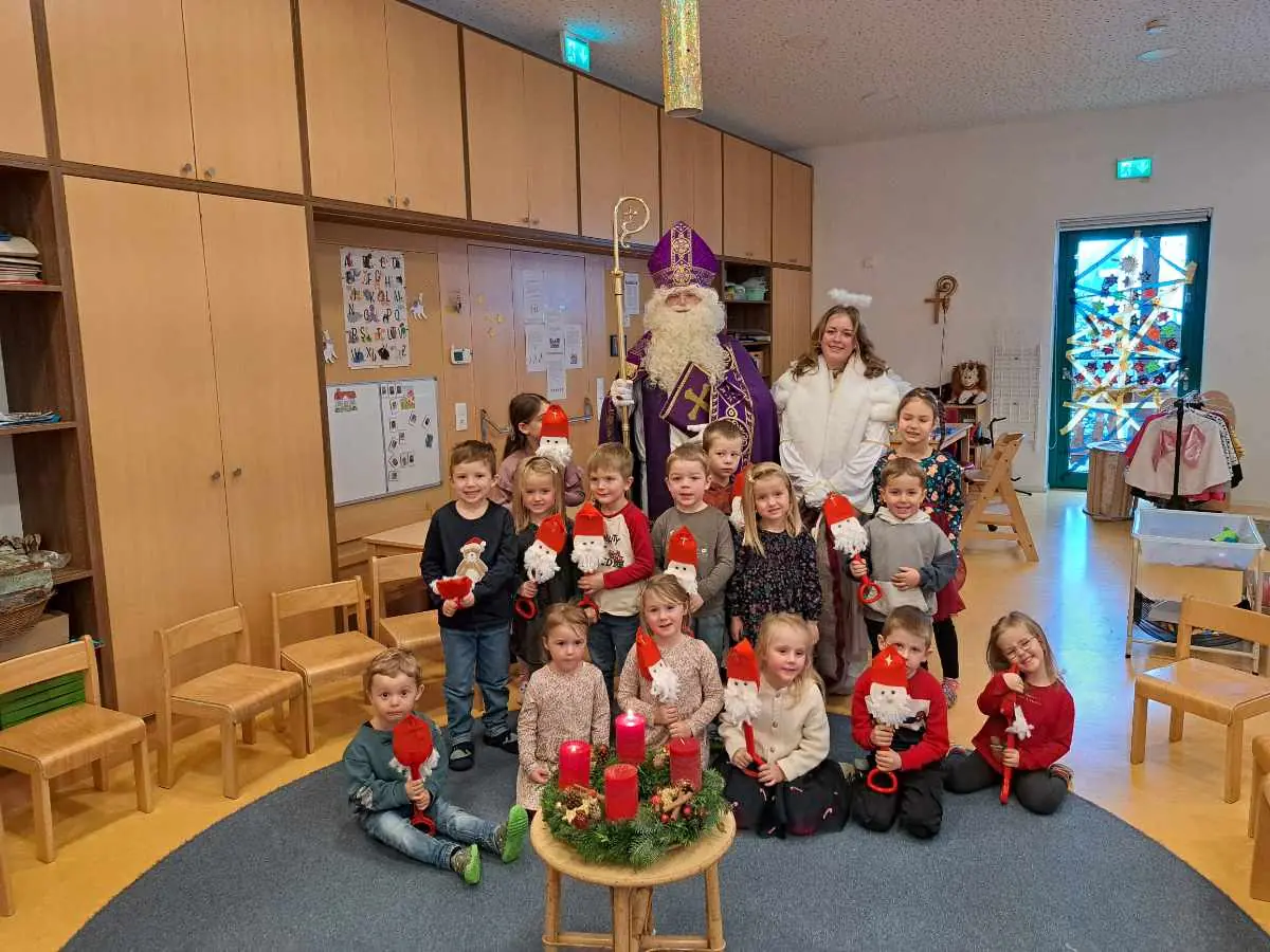 Der Nikolaus zu Besuch bei einer Kindergartengruppe.