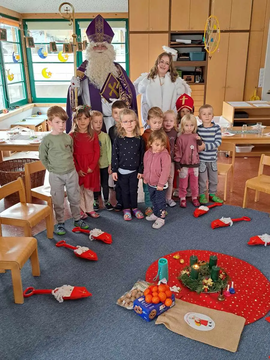 Kinder und der Nikolaus bei der gemeinsamen Feier.
