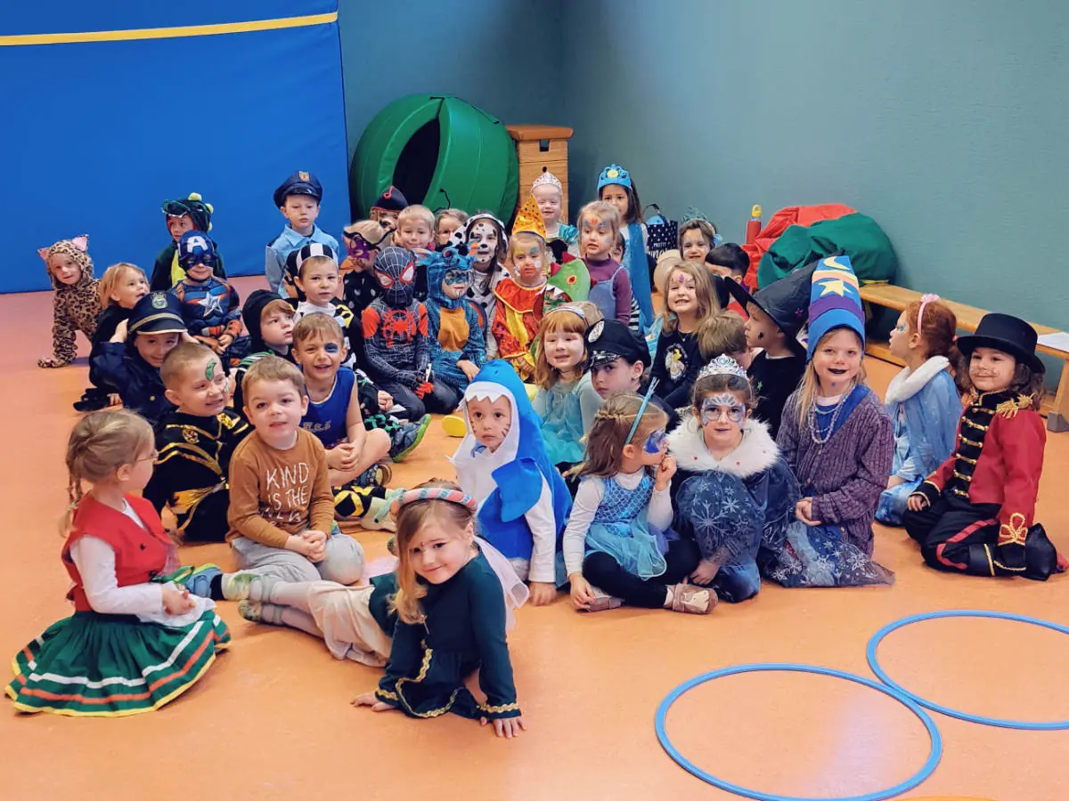 Die Kindergartenkinder feiern Fasching in ihren Kostümen.