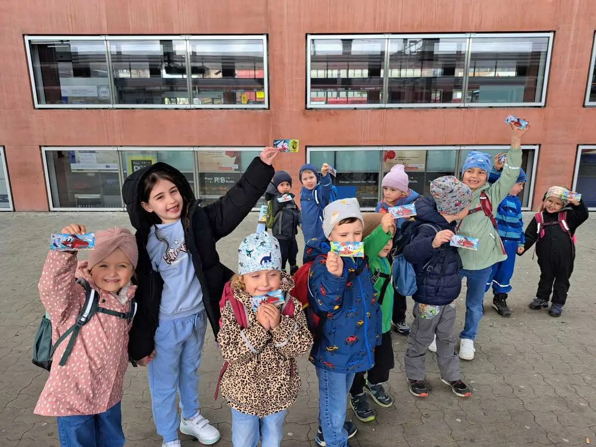 Kindergartenkinder beim Ausflug zum Bahnhof in Innsbruck.