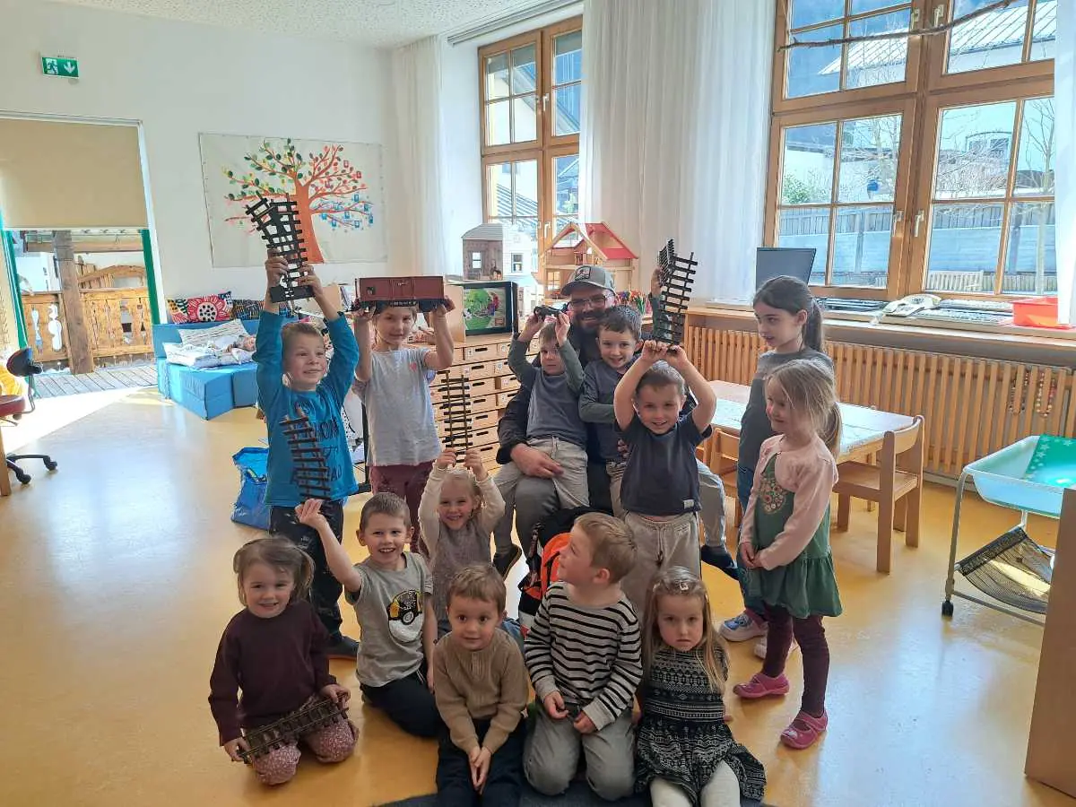 Die Gruppe beschäftigt sich im Kindergarten mit dem Thema Eisenbahn.