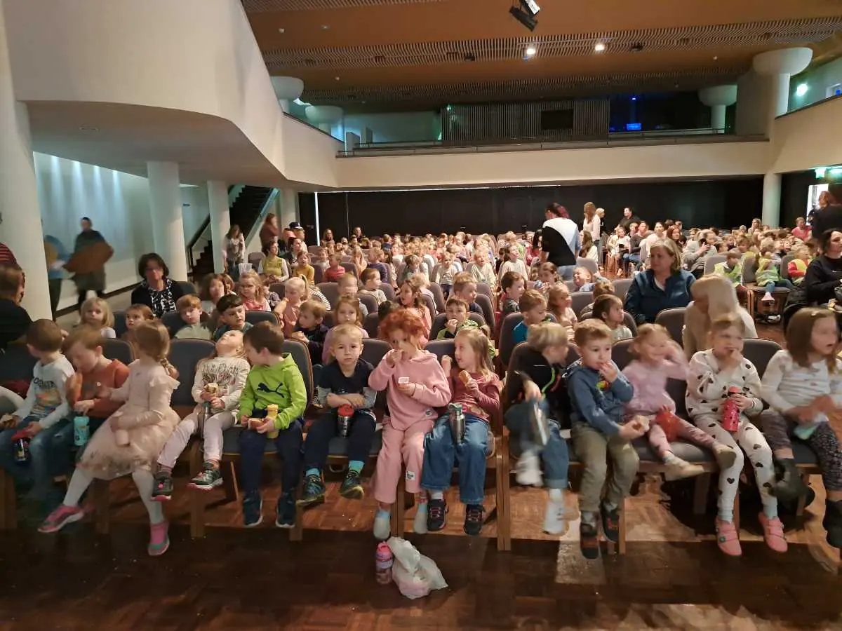Kinder und Erwachsene im Kurhaus Hall beim Musicalbesuch.